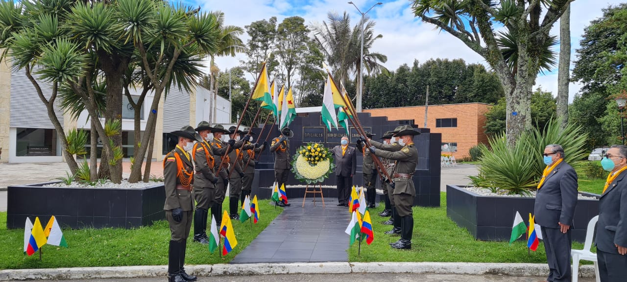 Sacerdote oficiando la Sagrada Eucaristía en homenaje al ESMAD